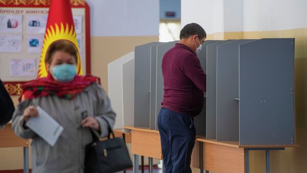 Люди голосуют на избирательном в Бишкеке. Архивное фото - Sputnik Кыргызстан