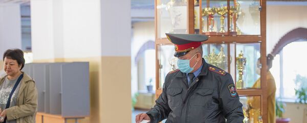 Голосование на выборах седьмого созыва ЖК в Бишкеке - Sputnik Кыргызстан