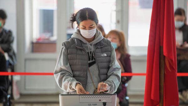 Девушка голосует на избирательном участке на выборах седьмого созыва ЖК. Архивное фото - Sputnik Кыргызстан