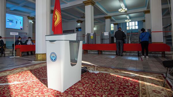 Ход голосования на избирательном участке в Бишкеке на выборах седьмого созыва ЖК - Sputnik Кыргызстан