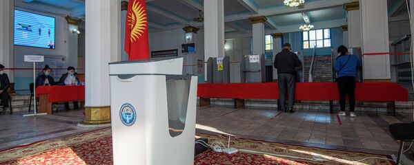 Голосование на выборах седьмого созыва ЖК в Бишкеке Голосование на выборах седьмого созыва ЖК в Бишкеке - Sputnik Кыргызстан