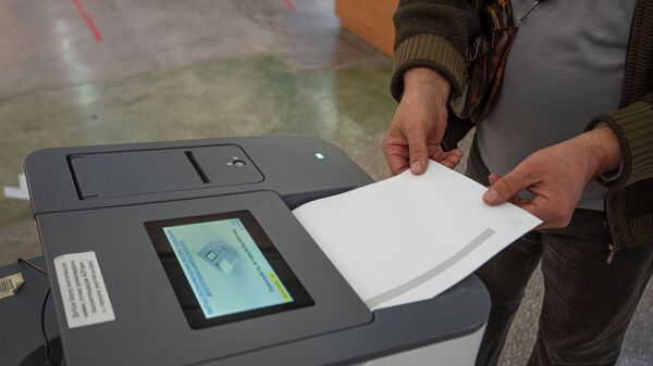 Избиратель в Бишкеке в ходе голосования на парламентских выборах. Архивное фото - Sputnik Кыргызстан
