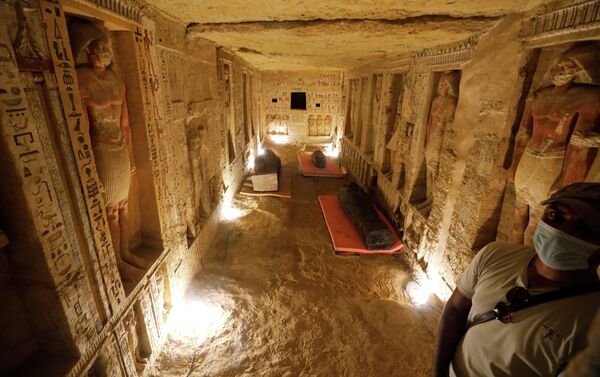 В египетском комплексе Саккара под Каиром археологи нашли 59 саркофагов с мумиями, заявил министр туризма Халед аль-Анани, сообщает РИА Новости - Sputnik Кыргызстан