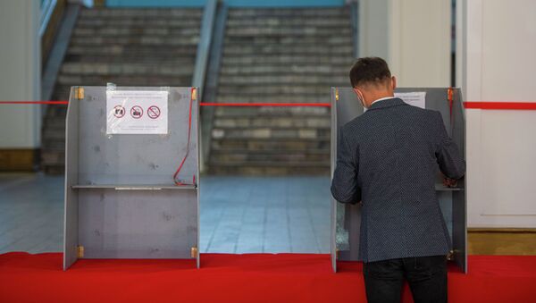 Избиратель голосует на участке в Бишкеке. Архивное фото - Sputnik Кыргызстан