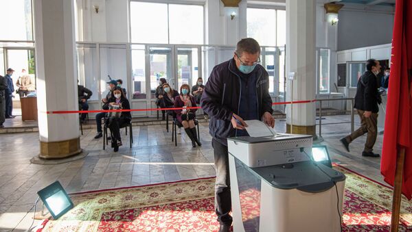 Мужчина голосует на избирательном участке. Архивное фото - Sputnik Кыргызстан