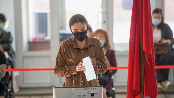 Девушка голосует на избирательном участке во время выборов. Архивное фото - Sputnik Кыргызстан