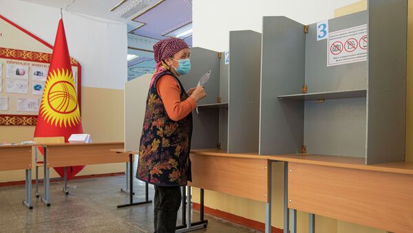 Женщина голосует на избирательном участке в здании КРСУ в ходе голосования на выборах седьмого созыва ЖК - Sputnik Кыргызстан