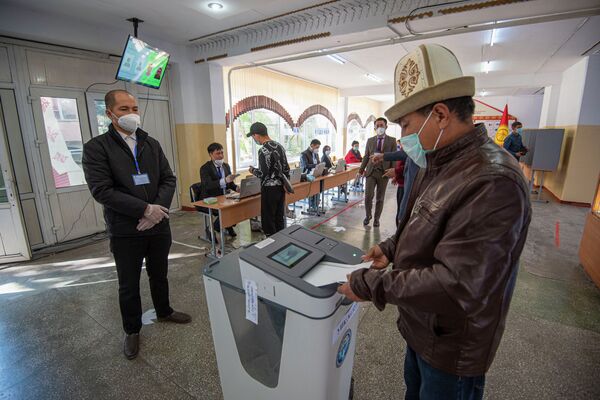 Голосование на выборах седьмого созыва ЖК в Бишкеке - Sputnik Кыргызстан
