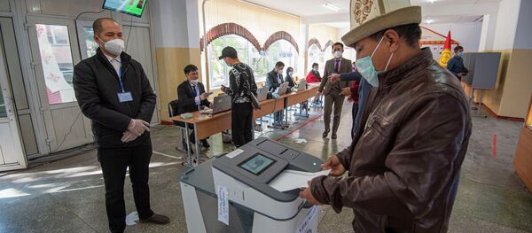 Киши шайлоо учурунда добуш берип турат. Архив - Sputnik Кыргызстан