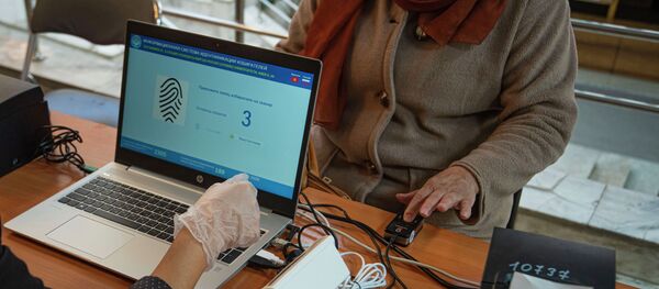 Женщина голосует на избирательном участке в ходе выборов. Архивное фото - Sputnik Кыргызстан