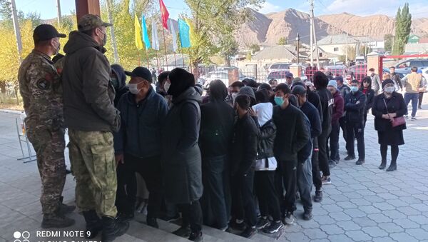 Люди стоят в очереди на одном из избирательных участков в городе Нарын в ходе голосования на выборах седьмого созыва ЖК - Sputnik Кыргызстан