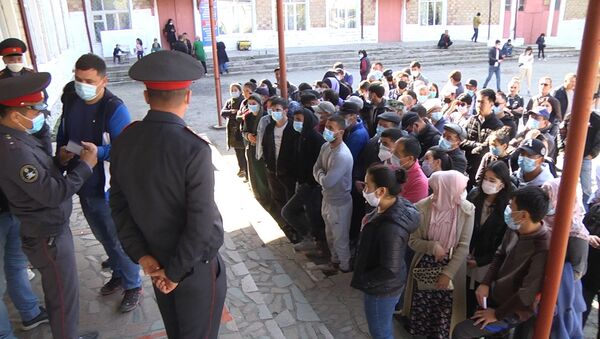 В Бишкеке наблюдаются огромные очереди избирателей — видео - Sputnik Кыргызстан
