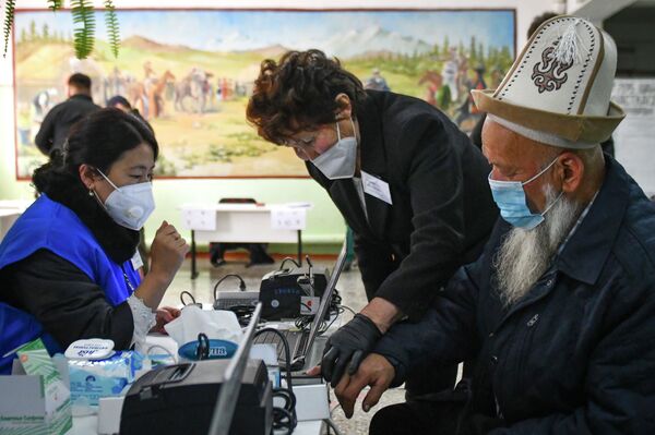 Кыргызстанда парламенттик шайлоо кандай өттү? Күндүн урунттуу учурлары - Sputnik Кыргызстан