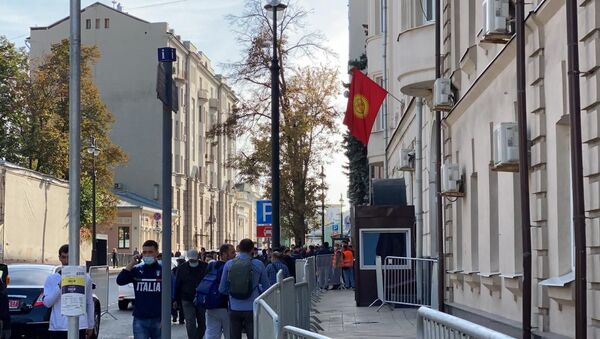 Граждане Кыргызстана стоят в очереди у здания посольства КР в Москве в ходе голосования на выборах седьмого созыва ЖК - Sputnik Кыргызстан