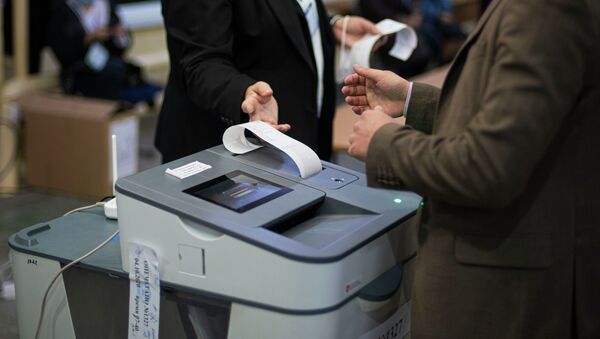 Подсчет результатов голосования на избирательном участке. Архивное фото - Sputnik Кыргызстан