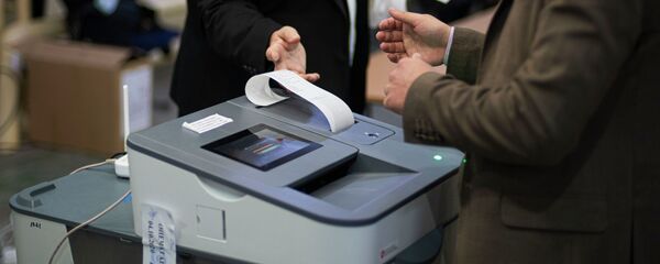 Подсчет результатов голосования на избирательном участке. Архивное фото - Sputnik Кыргызстан