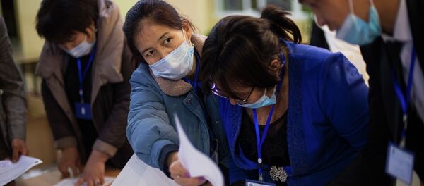 Сотрудники избирательной комиссии во время работы. Архивное фото - Sputnik Кыргызстан