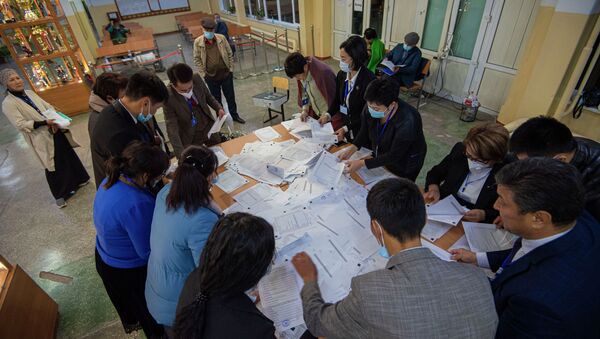 Подсчет результатов голосования на избирательном участке №1327 в Бишкеке после завершения выборов седьмого созыва ЖК - Sputnik Кыргызстан