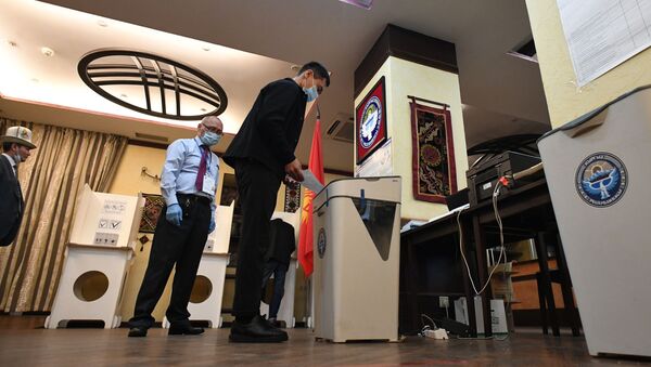 Мужчина голосует во время выборов. Архивное фото - Sputnik Кыргызстан