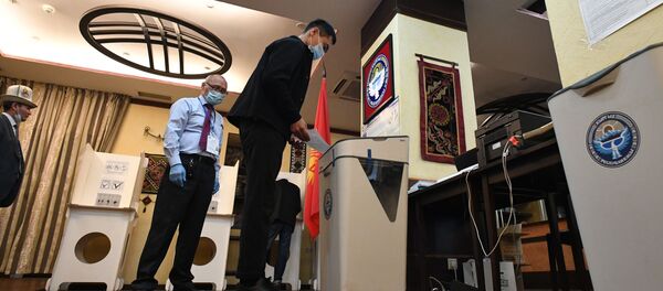 Киши шайлоо учурунда добушун берип жатат. Архив - Sputnik Кыргызстан