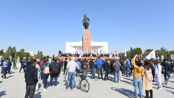 Митинг в центре Бишкека после окончания выборов - Sputnik Кыргызстан