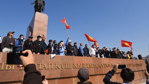 На площади Ала-Тоо в Бишкеке проходит митинг граждан и представителей партий, которые недовольны результатами выборов в Жогорку Кенеш - Sputnik Кыргызстан