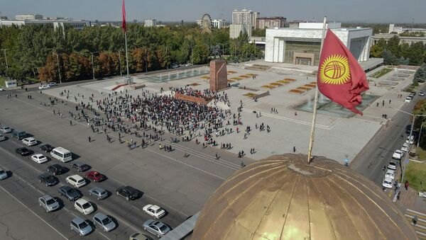 Вид на митинг граждан и представителей партий, которые недовольны результатами выборов в Жогорку Кенеш на площади Ала-Тоо в Бишкеке - Sputnik Кыргызстан