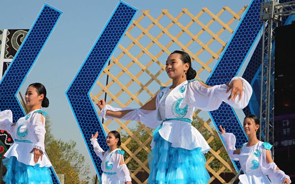 Анда Ош шаарынын түптөлүп, азыркы учурга чейинки тарыхы чагылдырылган театрлаштырылган көрүнүштөр, оюн-зоок программалар жана эстрада жылдыздарынын коштоосунда концерт уюшурулган - Sputnik Кыргызстан