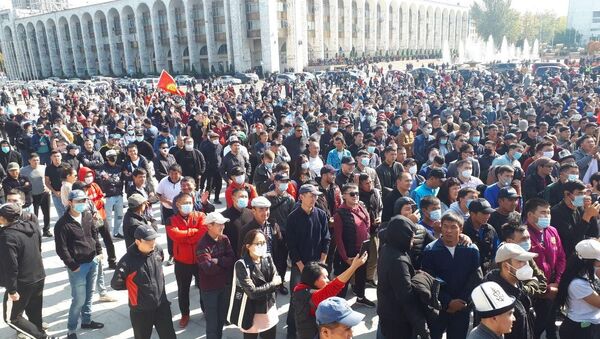 Митинг в центре Бишкека после окончания выборов - Sputnik Кыргызстан