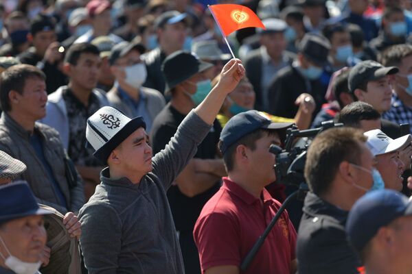 Митинг в центре Бишкека после окончания парламентских выборов - Sputnik Кыргызстан