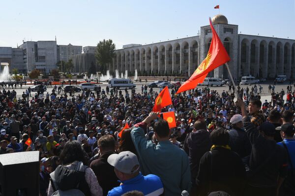 Митинг в центре Бишкека после окончания парламентских выборов - Sputnik Кыргызстан