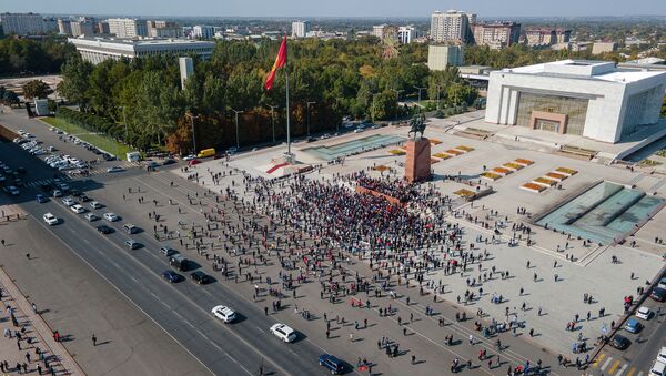 Митинг в центре Бишкека после окончания парламентских выборов  - Sputnik Кыргызстан