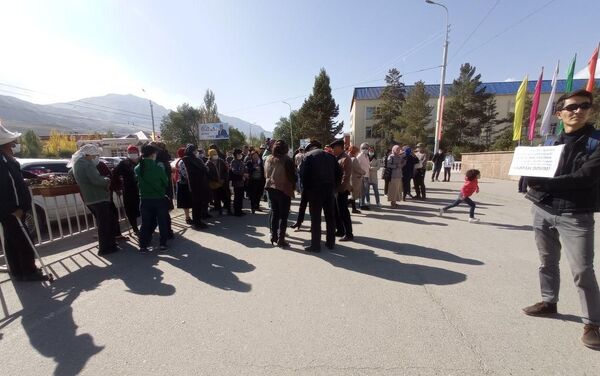 Нарында шаарында ЖК шайлоосунун жыйынтыгына нааразы болгондор митингге чыкты - Sputnik Кыргызстан