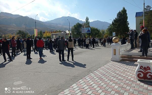 В Нарыне проходит митинг граждан, которые недовольны итогами выборов в Жогорку Кенеш. - Sputnik Кыргызстан
