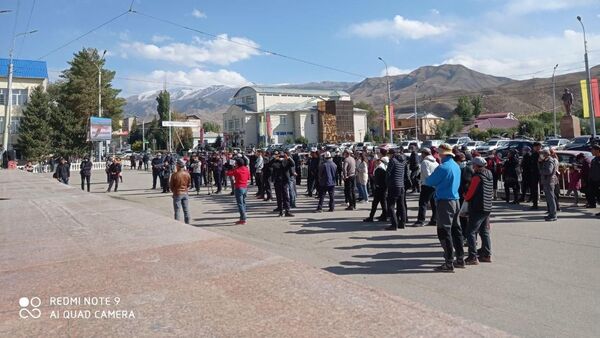 Митинг в Нарыне после окончания парламентских выборов - Sputnik Кыргызстан