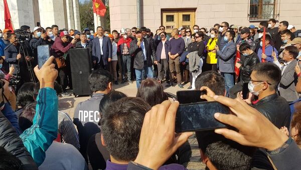 Второй митинг в Бишкеке возле театра оперы и балета - Sputnik Кыргызстан
