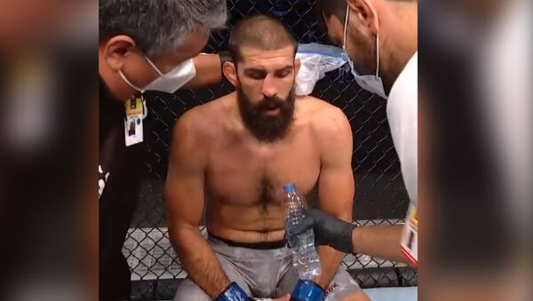 Боец UFC вправил себе сломанный нос во время поединка — видео - Sputnik Кыргызстан