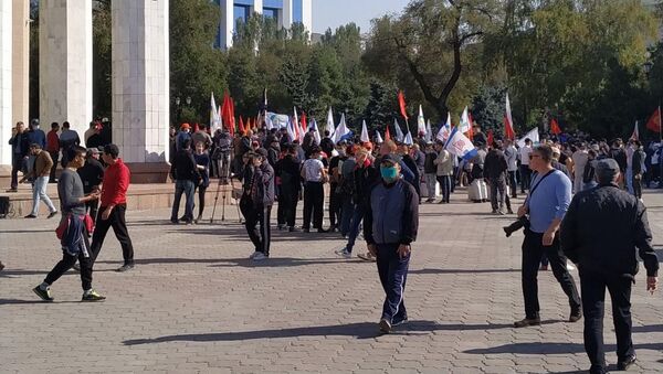 Второй митинг в Бишкеке возле театра оперы и балета - Sputnik Кыргызстан