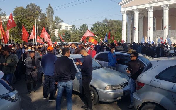 Второй митинг в Бишкеке возле театра оперы и балета  - Sputnik Кыргызстан
