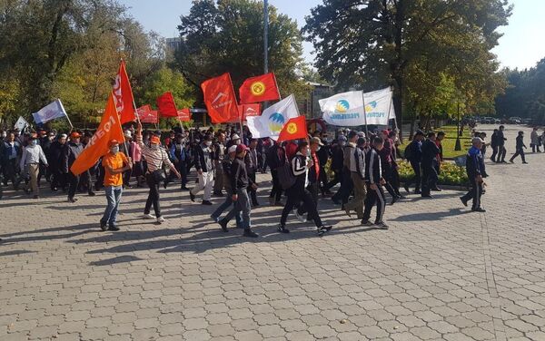 Второй митинг в Бишкеке возле театра оперы и балета  - Sputnik Кыргызстан
