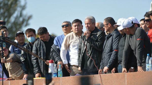 Лидер партии Бутун Кыргызстан Адахан Мадумаров выступает на митинге на площади Ала-Тоо в Бишкеке - Sputnik Кыргызстан