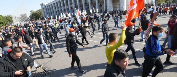 Митинг в Бишкеке после окончания парламентских выборов - Sputnik Кыргызстан