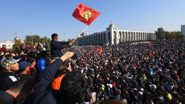 Люди на митинге в Бишкеке. Архивное фото - Sputnik Кыргызстан