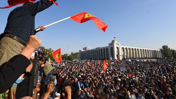 Митинг граждан и представителей партий, которые недовольны результатами выборов в Жогорку Кенеш на площади Ала-Тоо в Бишкеке - Sputnik Кыргызстан