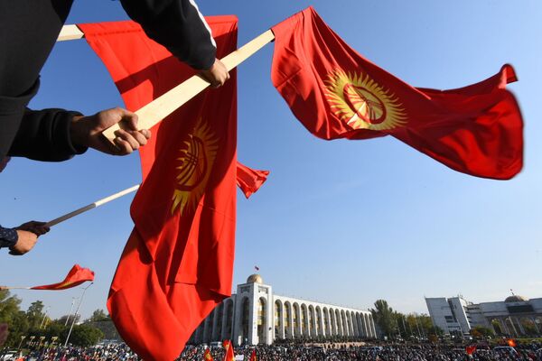 Митинг в Бишкеке после окончания парламентских выборов - Sputnik Кыргызстан
