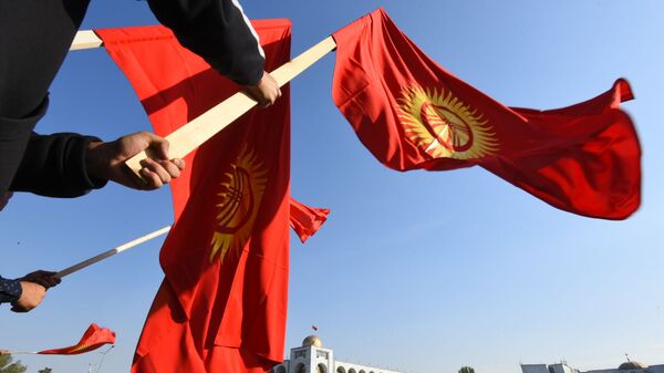 Митингующие держат флаг Кыргызстана. Архивное фото - Sputnik Кыргызстан