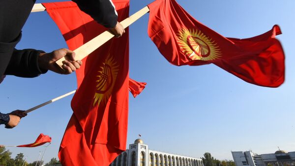 Митинг граждан и представителей партий, которые недовольны результатами выборов в Жогорку Кенеш на площади Ала-Тоо в Бишкеке - Sputnik Кыргызстан