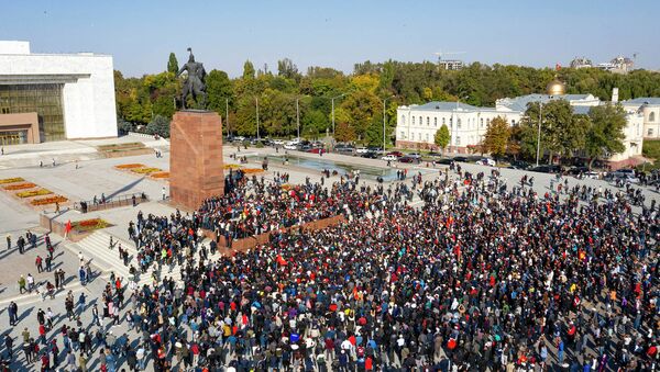 Как два митинга в центре Бишкека объединились в один — видео - Sputnik Кыргызстан
