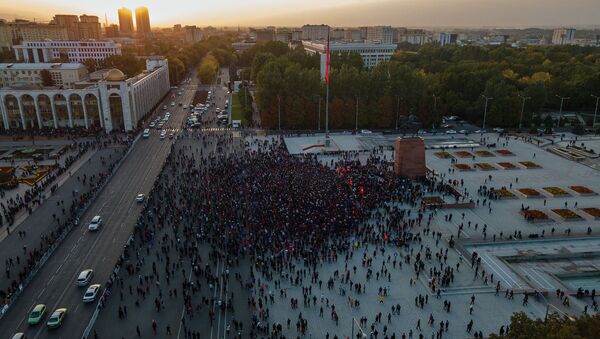 Митинг граждан и представителей партий, недовольных результатами выборов в Жогорку Кенеш на площади Ала-Тоо в Бишкеке с высоты - Sputnik Кыргызстан