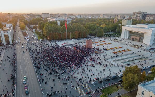 Митинг в Бишкеке после окончания парламентских выборов - Sputnik Кыргызстан